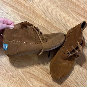 Gently Worn Toms sz 6